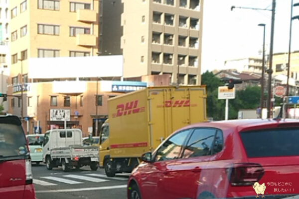 DHLの配送トラック