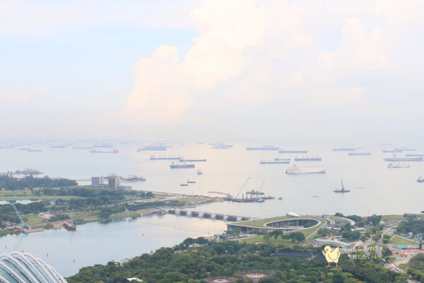 マリーナ・ベイ・サンズからみたシンガポール海峡