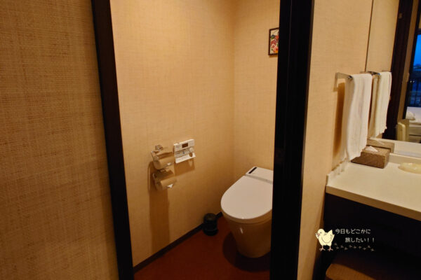 ロワジールスパタワー那覇のデラックスツインのトイレ