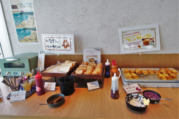 東急ステイ那覇の朝食のパンコーナーとフレンチトースト