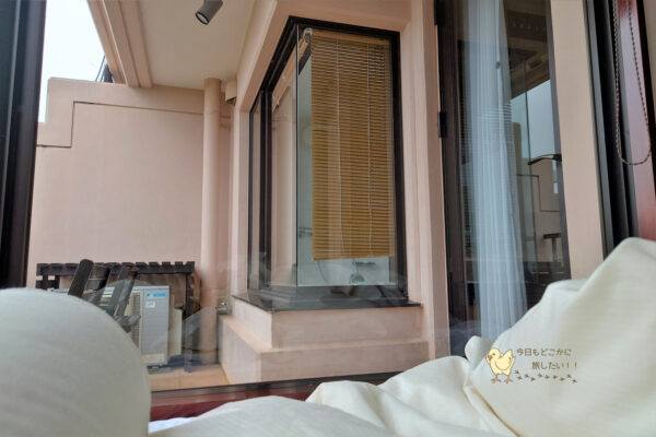 シギラ ベイサイドスイート アラマンダのスーペリアスイートのデイベッドの窓からの眺望