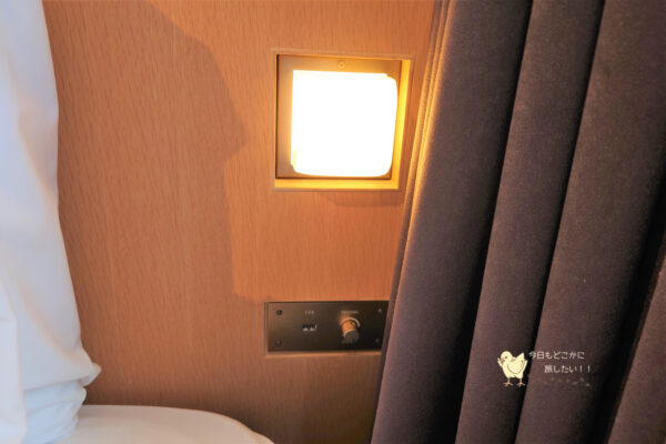 「ホテルJALシティ名古屋 錦」のシンプルクイーンのベッド脇の電源と照明