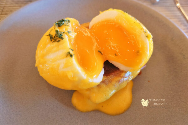 タートルベイの朝食のライブキッチンのエッグベネディクト