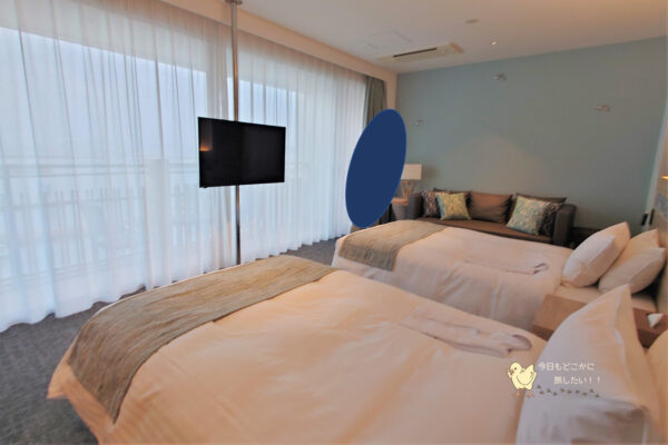GOTO TSUBAKI HOTELのエグゼクティブオーシャンビューのリビング＆ベッドルーム