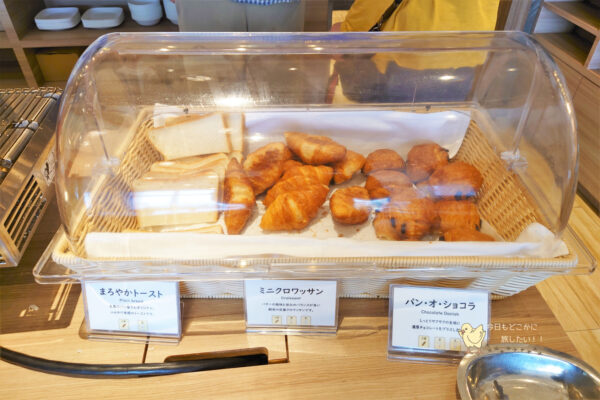 GOTO TSUBAKI HOTELのTsubaki Kichenの朝食のパン