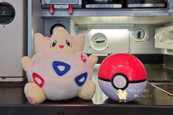 ピカチュウジェットNH初便の中央ギャレーに現れたトゲピーとモンスターボール