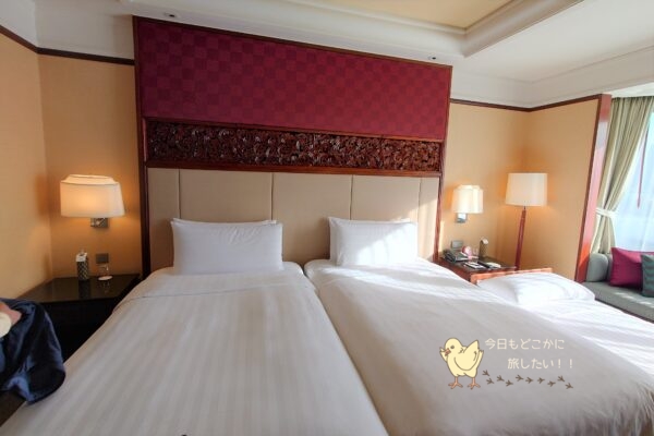 シャングリラバンコクのデラックスリバービュールームのベッドとエキストラベッド