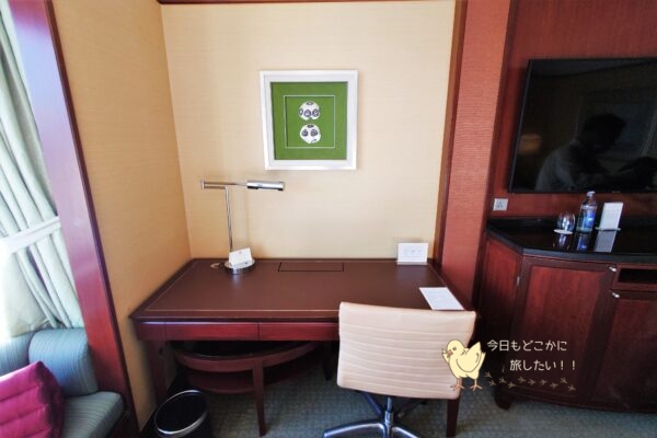 シャングリラ バンコクのデラックスリバービュールームのデスク