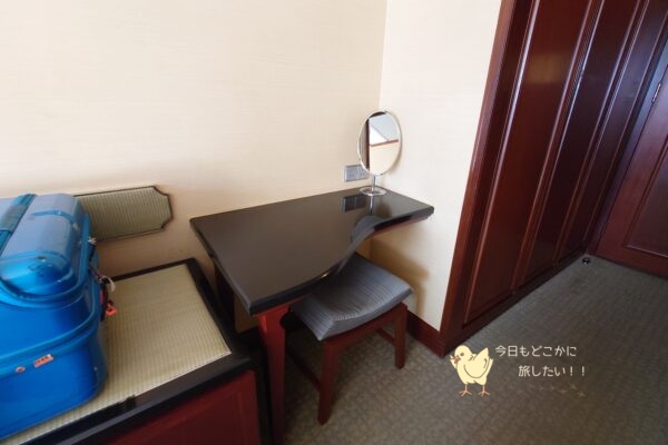 シャングリラ バンコクのデラックスリバービュールームのドレッサー