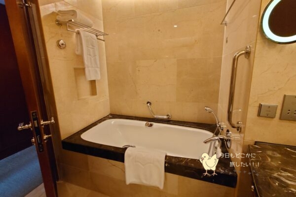 シャングリラ バンコクのデラックスリバービュールームのバスタブ