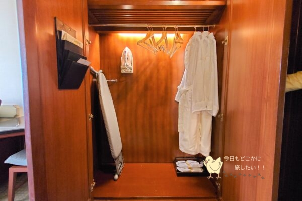 シャングリラ バンコクのデラックスリバービュールームのクローゼット