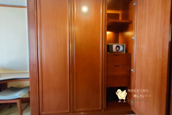 シャングリラ バンコクのデラックスリバービュールームのクローゼット