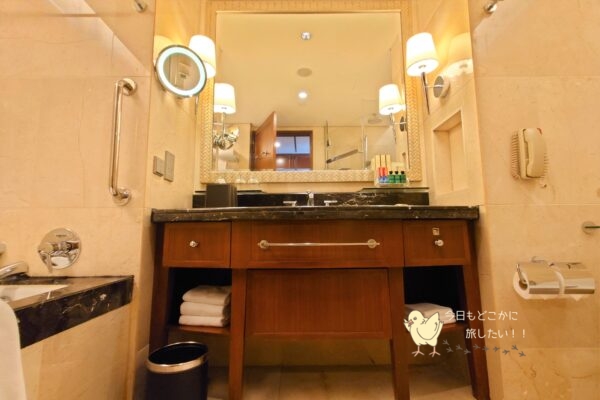 シャングリラ バンコクのデラックスリバービュールームの洗面所