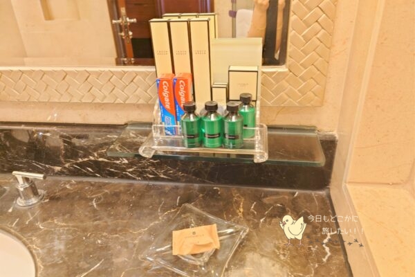 シャングリラ バンコクのデラックスリバービュールームのアメニティ