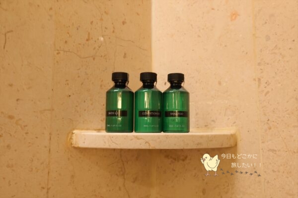 シャングリラ バンコクのデラックスリバービュールームのシャンプー・コンディショナー・ボディーウォッシュ