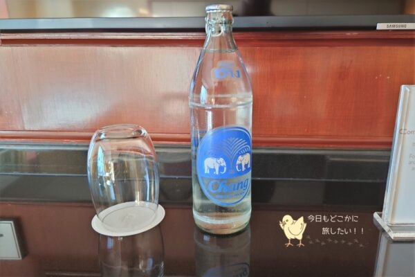 シャングリラ バンコクのデラックスリバービュールームのサービスウォーター