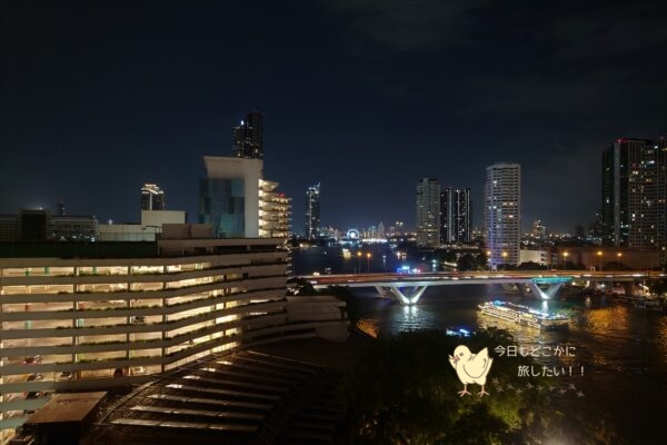 シャングリラ バンコクのデラックスリバービュールームからの夜景