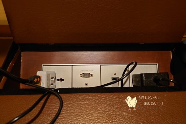 シャングリラ バンコクのデラックスリバービュールームのデスクの電源