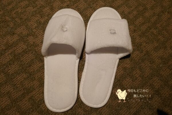 シャングリラ バンコクのデラックスリバービュールームのスリッパ