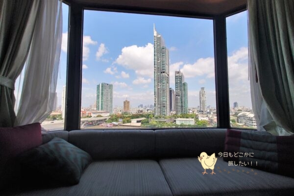 シャングリラ バンコクのデラックスリバービュールームのソファースペース