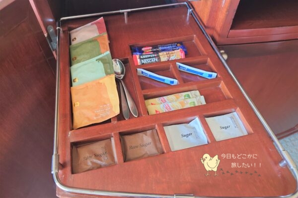 シャングリラ バンコクのデラックスリバービュールームのティーセット