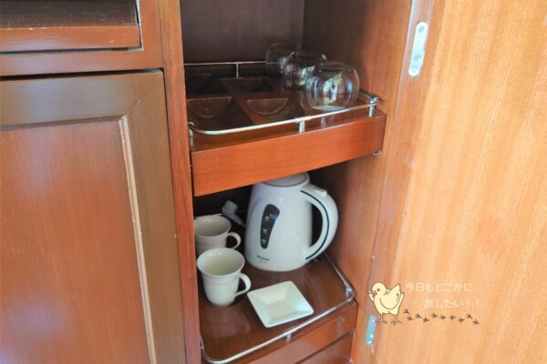 シャングリラ バンコクのデラックスリバービュールームの電気ケトルとカップ・グラス