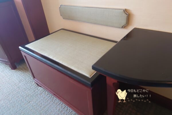 シャングリラ バンコクのデラックスリバービュールームの荷物台