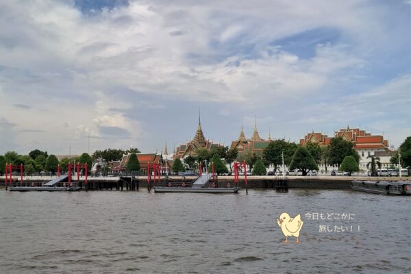 チャオプラヤーツーリストボートから見えた王宮とワットプラケオ
