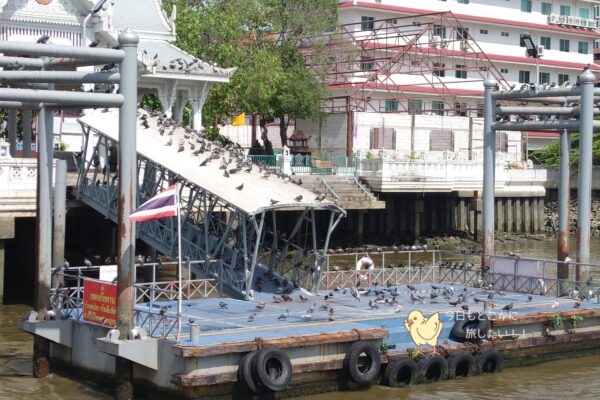 チャオプラヤーツーリストボートから見えたメハラ埠頭