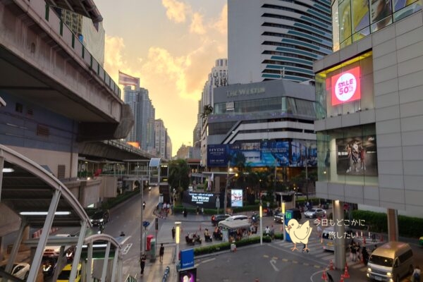 スカイウォークから見えたAsok駅の夕焼け