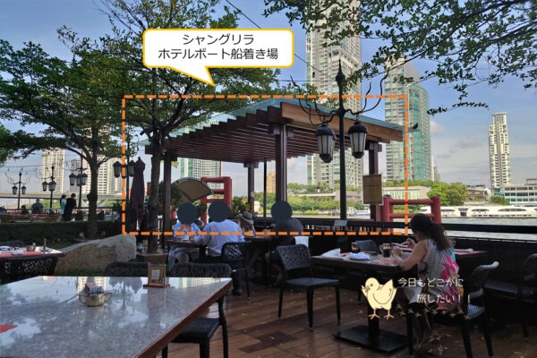 シャングリラバンコクの朝食会場から見えるホテルボート乗り場