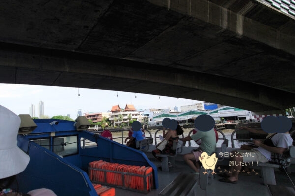 橋をくぐるチャオプラヤーツーリストボート