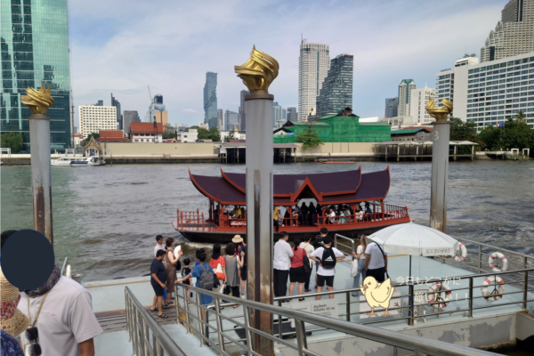 アイコンサイアムの船着き場に到着するシャングリラのホテルボート