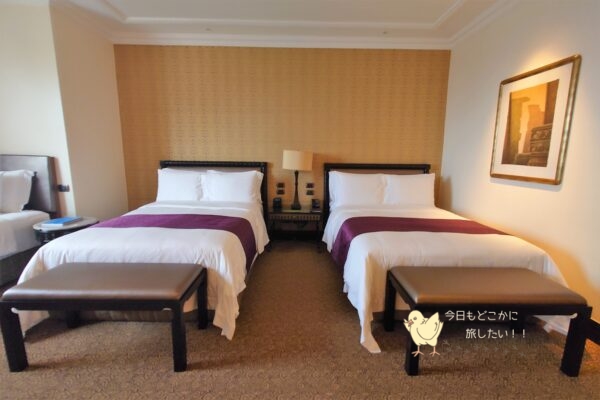 シェラトングランデ スクンビット、ラグジュアリーコレクションホテル、バンコクのグランデルームのベッド