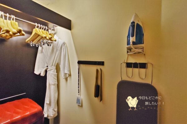 シェラトングランデ スクンビット、ラグジュアリーコレクションホテル、バンコクのグランデルームのクローゼットルーム