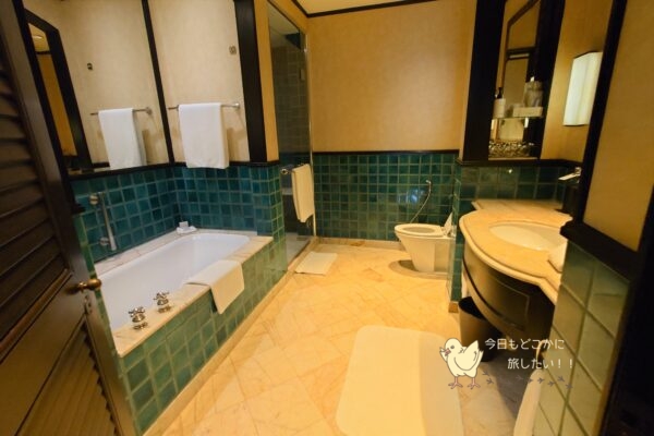 シェラトングランデ スクンビット、ラグジュアリーコレクションホテル、バンコクのグランデルームの水周りエリア