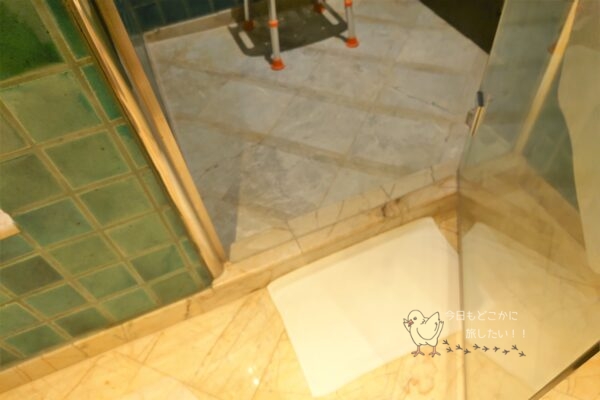 シェラトングランデ スクンビット、ラグジュアリーコレクションホテル、バンコクのグランデルームのシャワーブースの段差