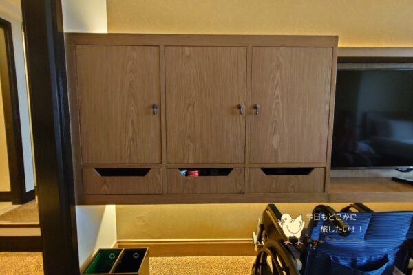 シェラトングランデ スクンビット、ラグジュアリーコレクションホテル、バンコクのグランデルームの壁面収納棚