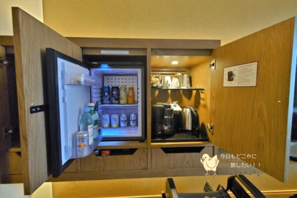 シェラトングランデ スクンビット、ラグジュアリーコレクションホテル、バンコクのグランデルームの冷蔵庫・ティーセット・コーヒーメーカー