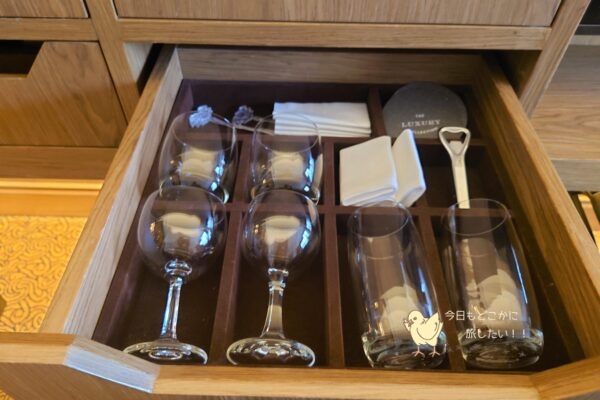 シェラトングランデ スクンビット、ラグジュアリーコレクションホテル、バンコクのグランデルームのグラスセット