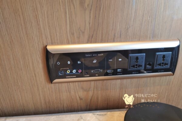 シェラトングランデ スクンビット、ラグジュアリーコレクションホテル、バンコクのグランデルームのデスクの電源・オーディオポート