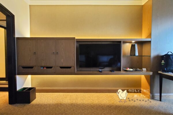 シェラトングランデ スクンビット、ラグジュアリーコレクションホテル、バンコクのグランデルームのテレビ台収納