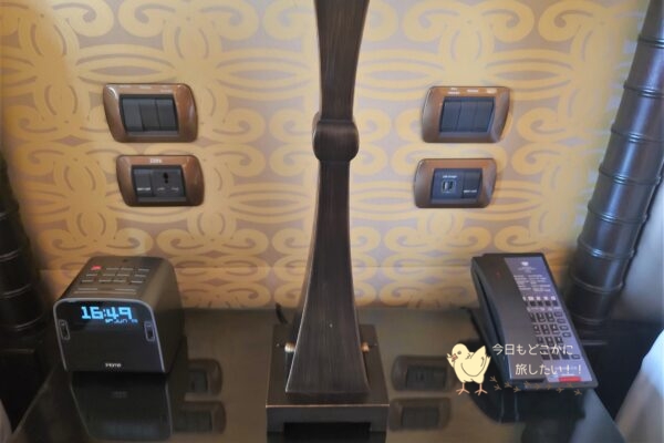 シェラトングランデ スクンビット、ラグジュアリーコレクションホテル、バンコクのグランデルームのベッドサイドの電源