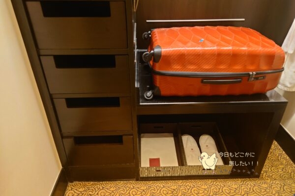 シェラトングランデ スクンビット、ラグジュアリーコレクションホテル、バンコクのグランデルームのクローゼットルームの引き出し