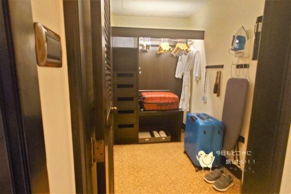 シェラトングランデ スクンビット、ラグジュアリーコレクションホテル、バンコクのグランデルームのクローゼットルーム