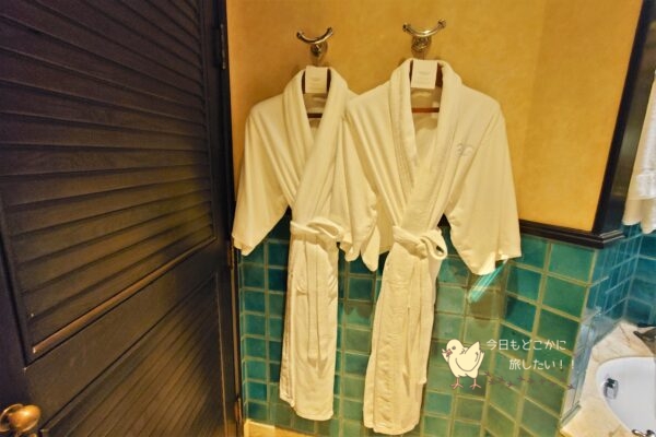 シェラトングランデ スクンビット、ラグジュアリーコレクションホテル、バンコクのグランデルームのバスローブ