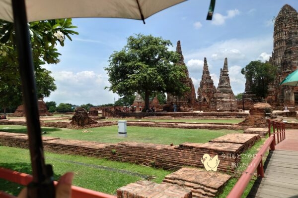 ワット・チャイワッタナーラーム（Wat Chai Watthabaram）と貸してもらった日傘