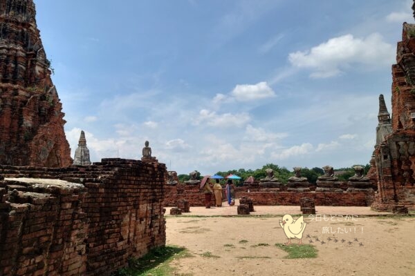 ワット・チャイワッタナーラーム(Wat Chai Watthabaram)と民族衣装で散策する人達