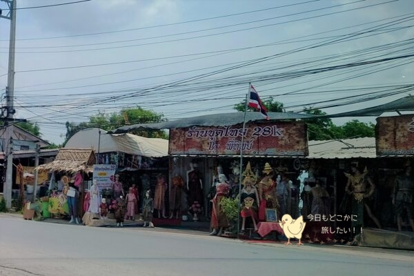 ワット・チャイワッタナーラーム(Wat Chai Watthabaram)周辺の民族衣装レンタル屋