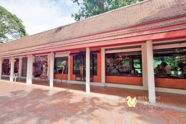 ワット・プラ・マハタート(Wat Phra Maharhat)前のお店やさん